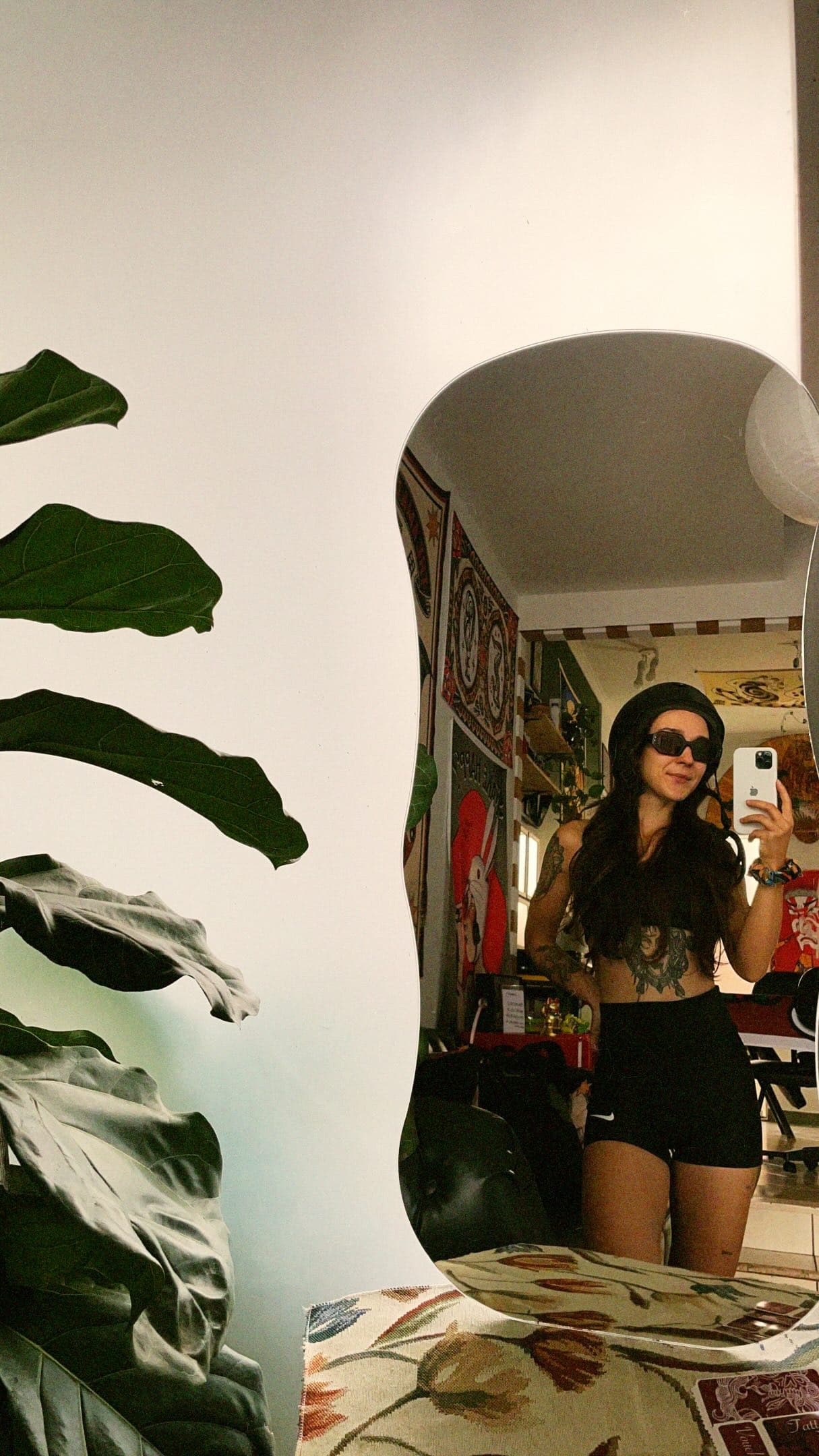 Lisa, artista tatuadora, em um autorretrato no espelho do estúdio